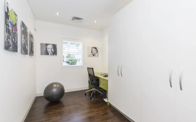 Coogee Luxury Home with Salt Water Pool & Parking