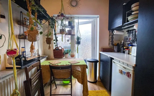 Large 1-bed Studio in London Well Equipped