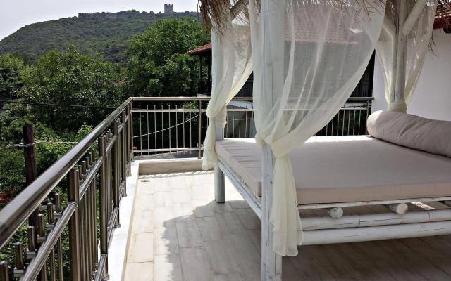 Studios & Apartments Efrosini