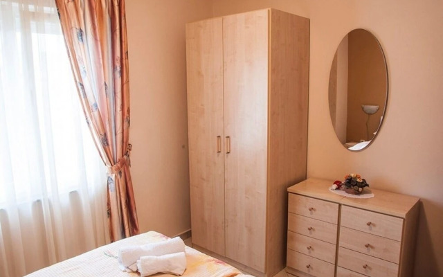 Karolinas - Parking - A1-yellow