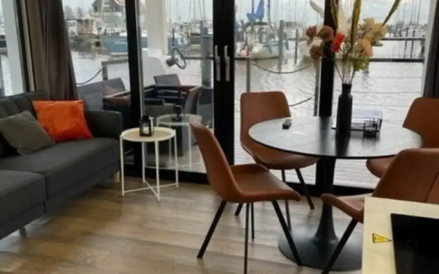 Beautiful Houseboat With Shared Pool