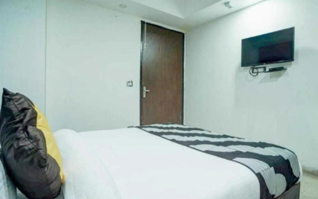 POP 70118 Hotel Lajwanti Dlx