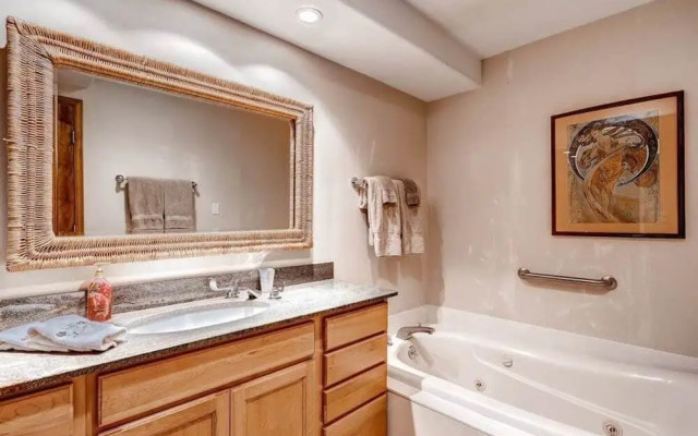 Silver Kingdom - 7 Bedroom Home + Private Hot Tub - LLH 58812