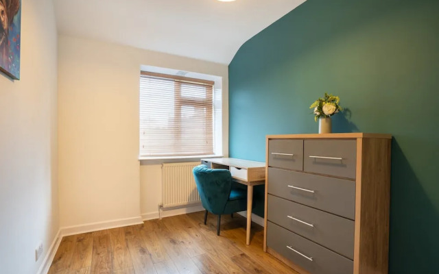 Large-2 Bed House-free Parking