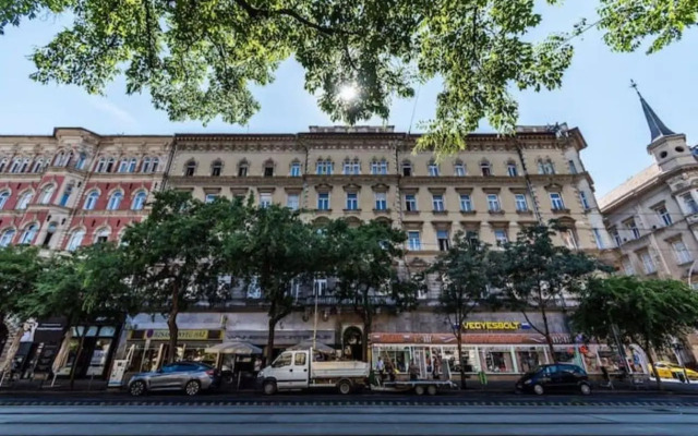 Very stylish and central AC apartment