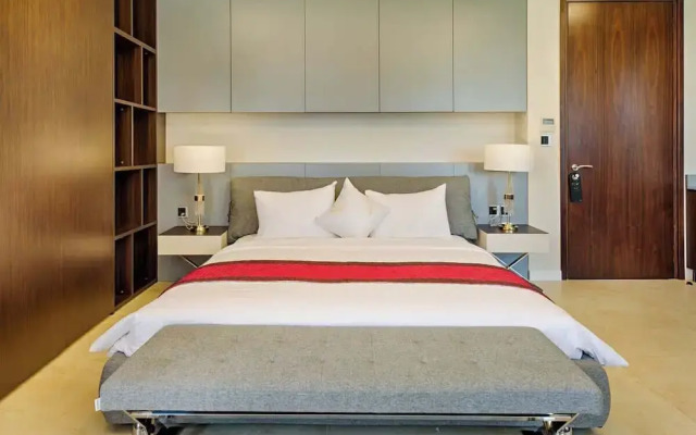 Luxe 6BR Beachfront Villa: Group Getaway Haven