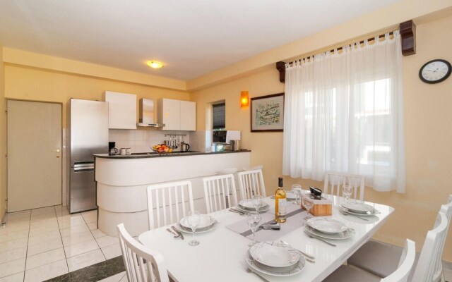 Nice Home in Split With Sauna, Wifi and 7 Bedrooms