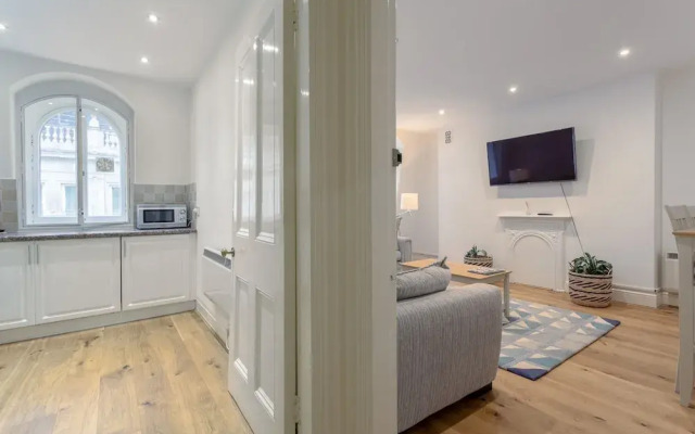Large & Bright 1 Bed Flat In Piccadilly Circus