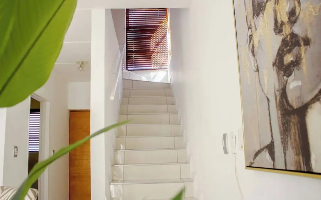 Beautiful 2 Bedroom Apartment Near Monte Casino