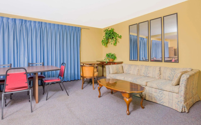 Super 8 by Wyndham Shelbyville