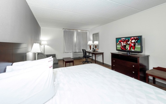 Red Roof Inn PLUS+ Newark Liberty Airport - Carteret