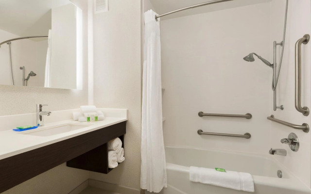 Holiday Inn Express & Suites Shawnee by IHG