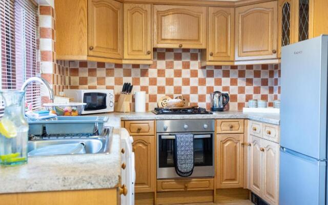 Adrian House, near Hospital, easy parking + garden