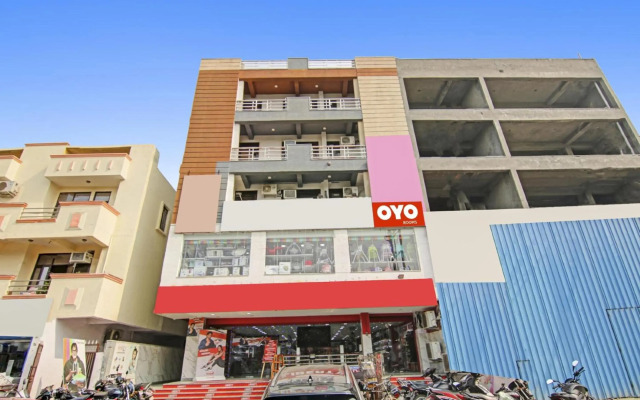 OYO Flagship 70281 Hotel Rishabh Inn