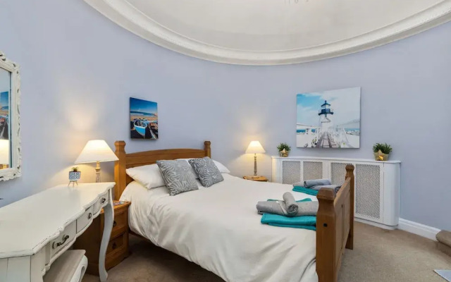 Laston Garden Apartment - Sea Views Large Terrace