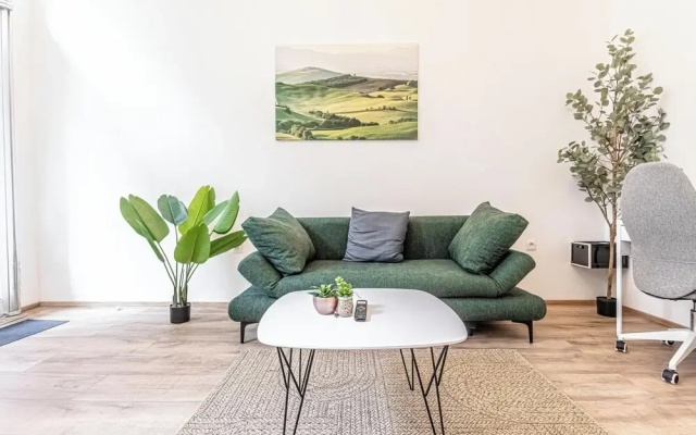 Lovely Apartment Steps from Schonbrunn