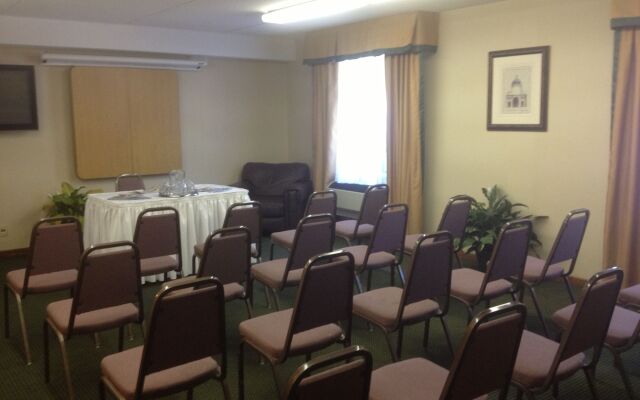 Comfort Hotel & Suites