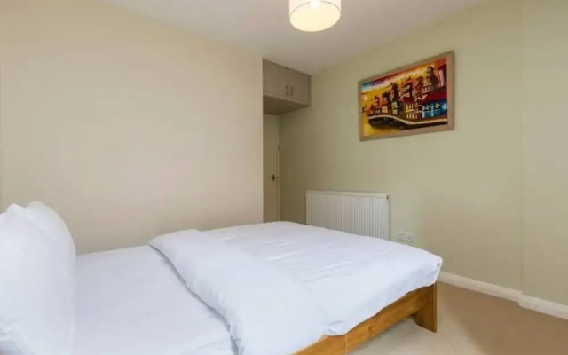 Charming 2 bed Apartment in Queen's Park W/garden