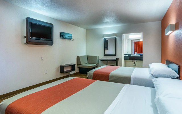 Motel 6 Youngstown, OH