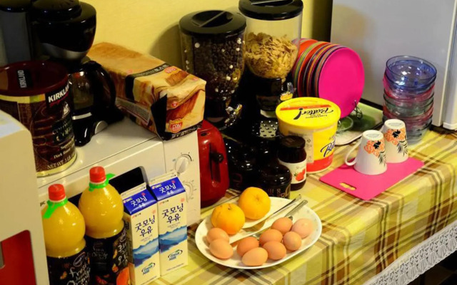 Kimchee Hongdae Guesthouse - Hostel