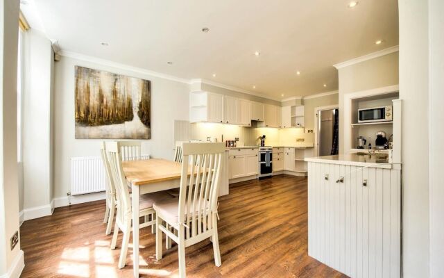 Quiet Mews House With Parking & Garden