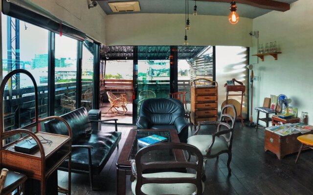 Corner Hostel & Cafe