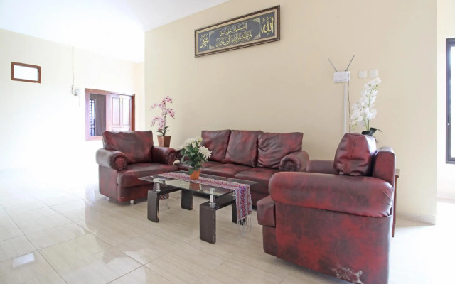 RedDoorz near UII Jakal