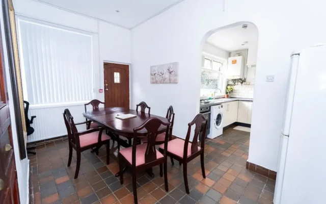 3 Bed House - Sleeps 11 - Pets - Wifi