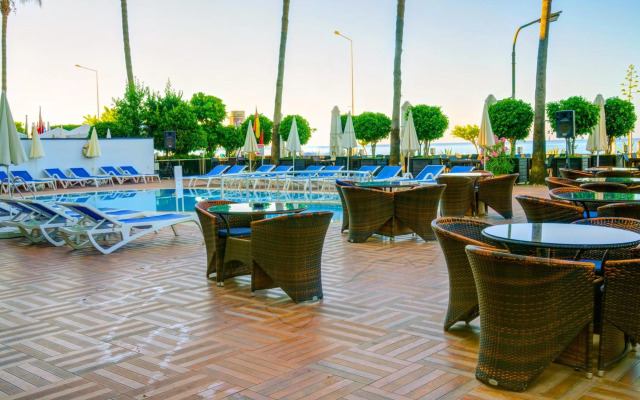 Parador Beach Hotel