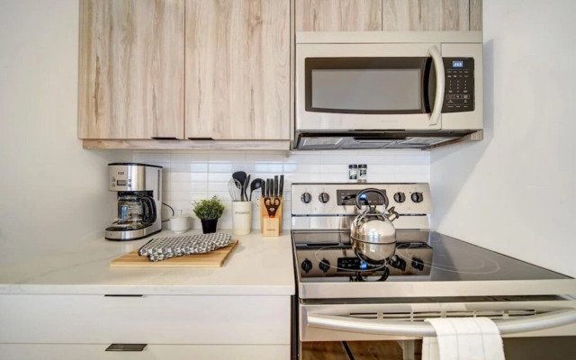 Luxurious Modern 2BR Condo Slps-5 Coffee AC Wifi