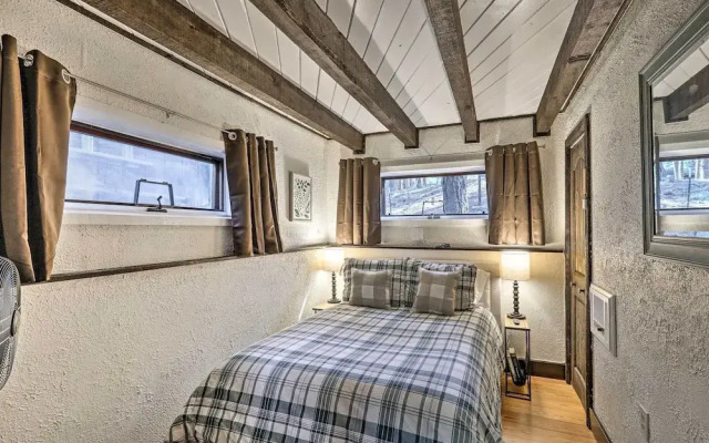 Woodsy Flagstaff Hideaway w/ Deck + Sunroom!