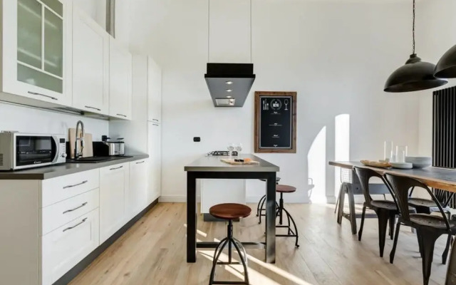 Large & Stylish 3 bed Flat in Excellent Location