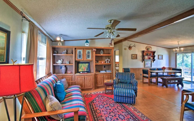 Utopia Family Home w/ Mountain Viewing Deck!