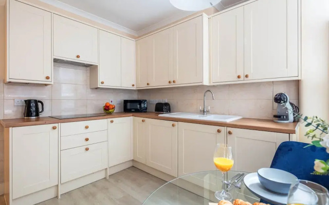 Stylish 3BR 2BA in Mayfair by Hyde Park
