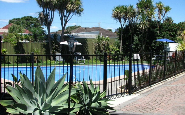 Cobblestone Court Motel – Wenzel Motels