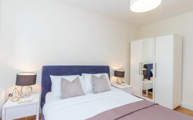 Two Bedroom Apartment in Hammersmith 201a, London