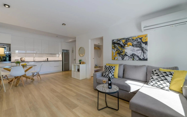 Stylish Voula Apartment with pool close to Kavouri Beach