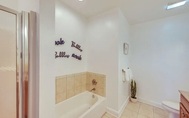 3 Mi to Beach: Ocean View Getaway w/ Pool Access