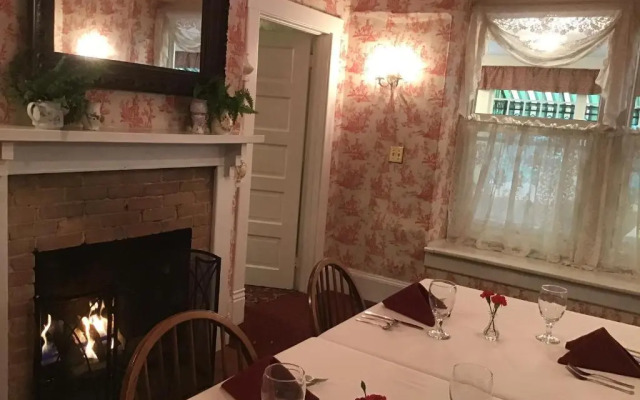 Red Rocker Inn