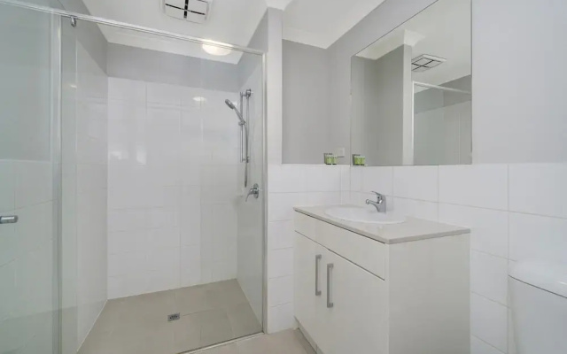 Sunny 2-bed in Quiet Location With Balcony