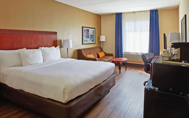 Comfort Suites Outlet Center