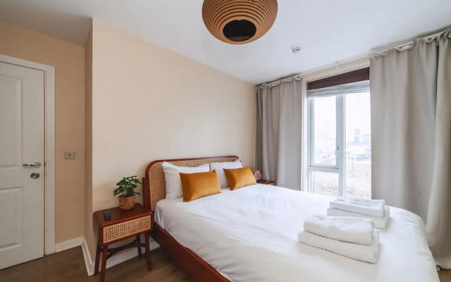 Cosy 2-bed Poplar Flat w/ City Views