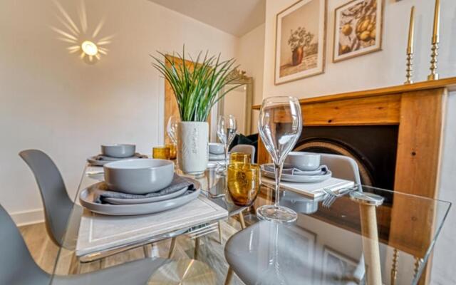 Stylish 2 Bedroom House with Patio