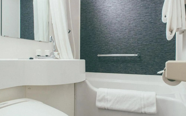 Hamilton Hotel Black