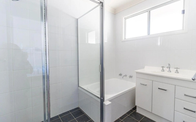 Cockatoo House – Bathroom – Sussex Inlet