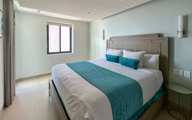 Paradise Found Luxe 2BR Condo in Iconic Location