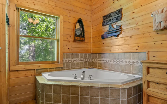 Luxurious Nine Bears Home Minutes Away to Gatlinburg by Redawning