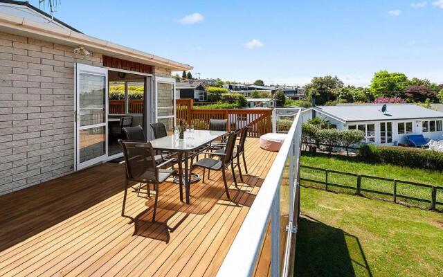 Central Riverside Retreat - Taupo Holiday Home