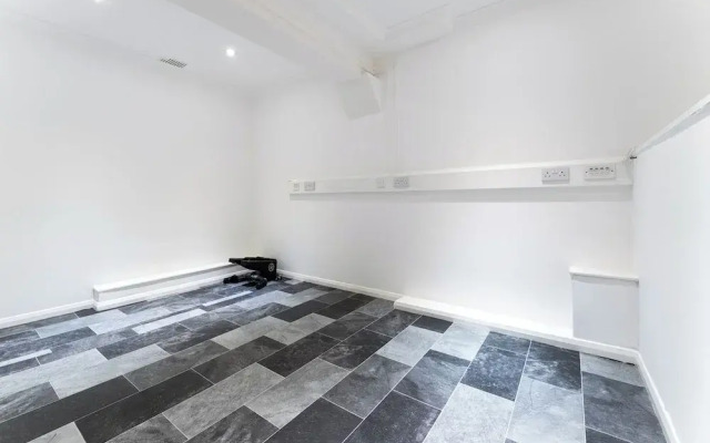 4-bed Home in Purley Near Gatwick Airport London