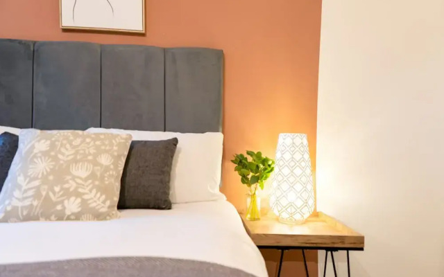 Dyzyn Living B2B Stays Secure Parking Great Location